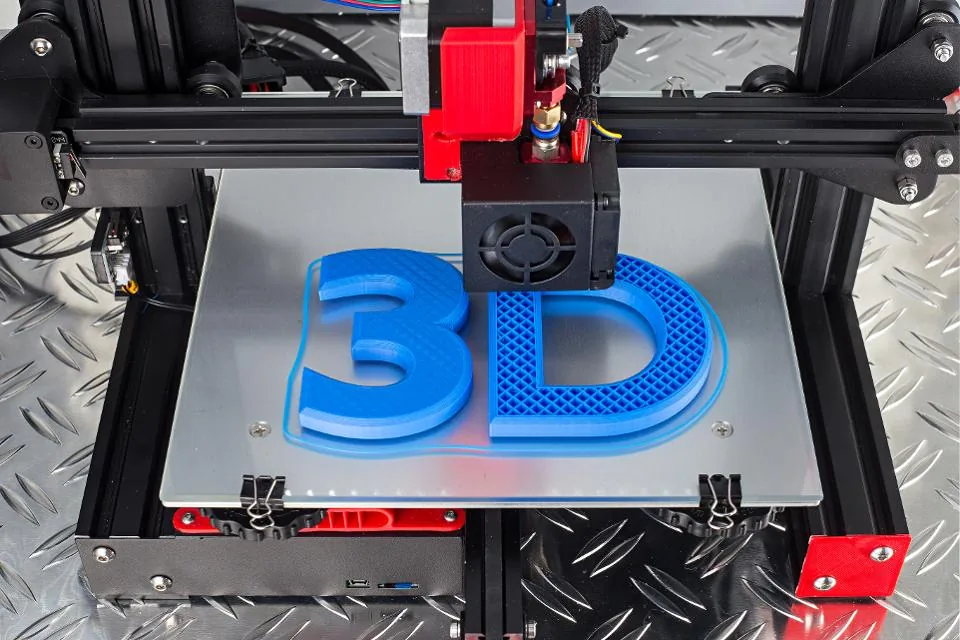 Impressora 3D imprimindo as letras “3D” em filamento azul