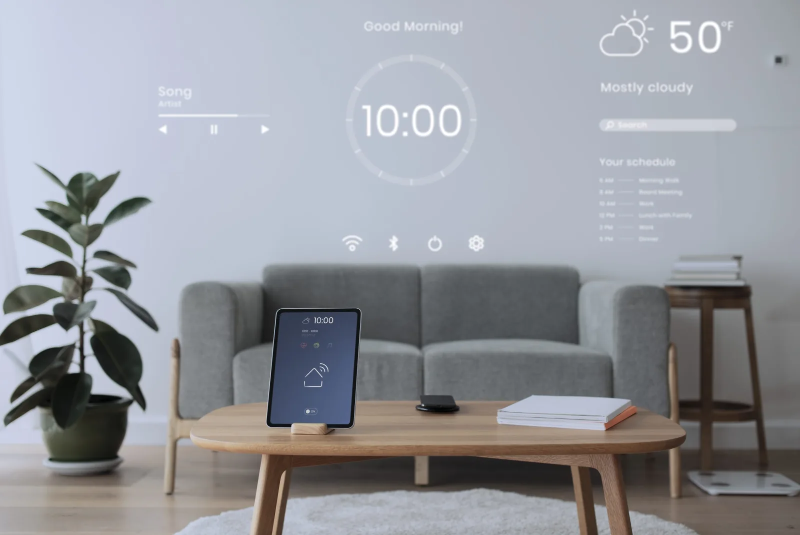 Sala de estar com tablet exibindo app de casa inteligente sobre mesa de centro e interface digital projetada na parede